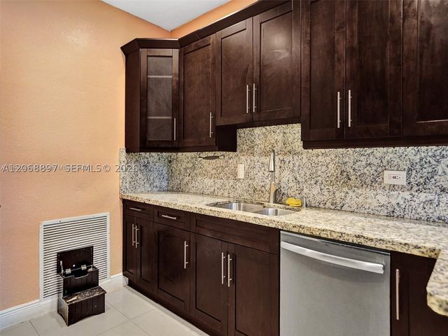 1161 NE 202nd St, Miami, FL 33179