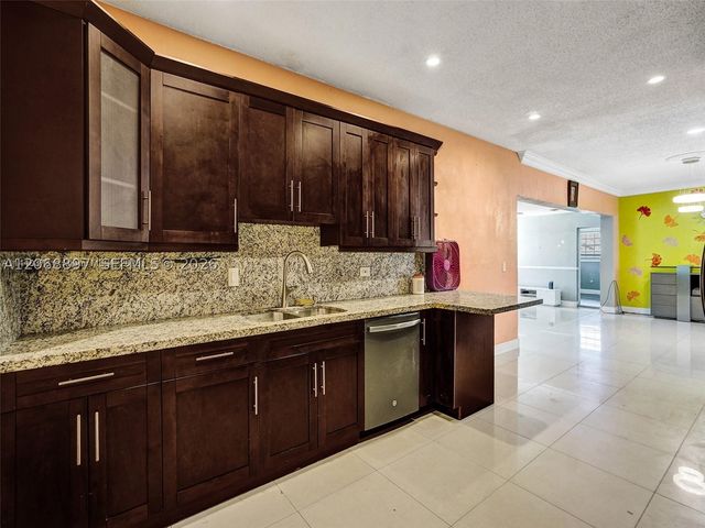 1161 NE 202nd St, Miami, FL 33179