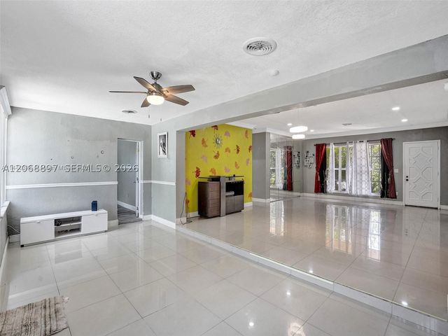 1161 NE 202nd St, Miami, FL 33179