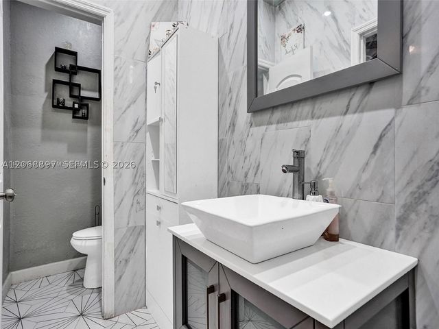 1161 NE 202nd St, Miami, FL 33179