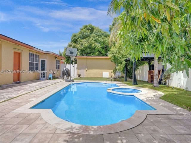 1161 NE 202nd St, Miami, FL 33179