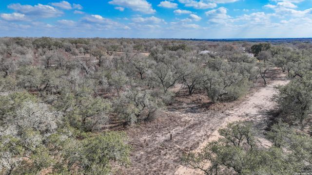 20 Clear Lake Loop, Poteet, TX 78065