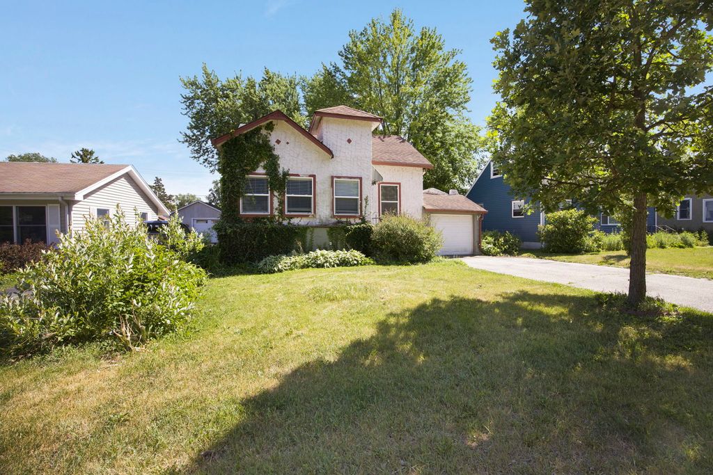 1349 Floresta, Crystal Lake, IL 60014