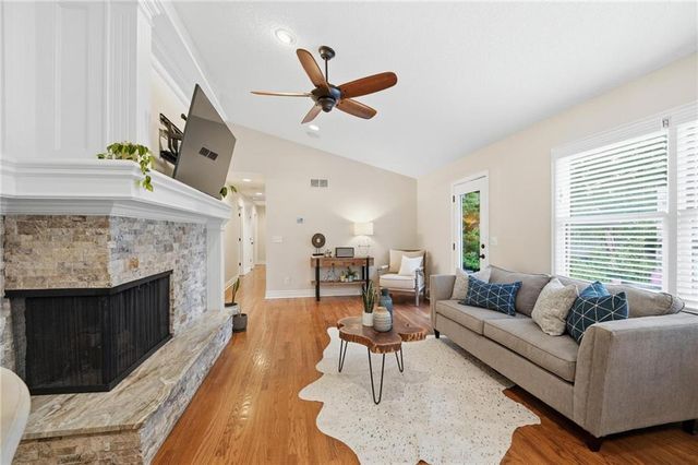 9012 Cherokee Lane, Leawood, KS 66206