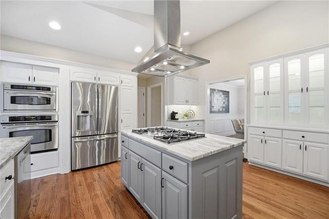 9012 Cherokee Lane, Leawood, KS 66206