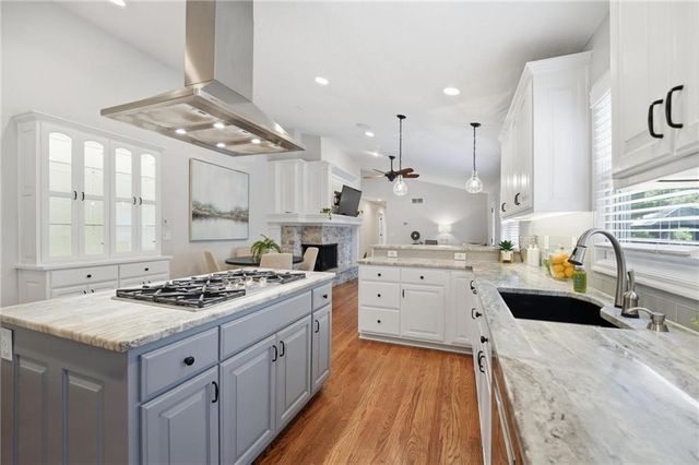 9012 Cherokee Lane, Leawood, KS 66206