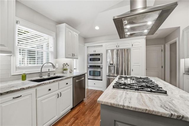 9012 Cherokee Lane, Leawood, KS 66206