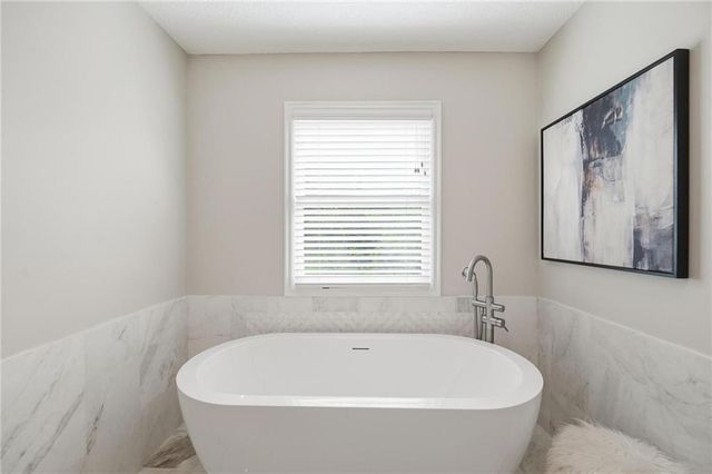 9012 Cherokee Lane, Leawood, KS 66206