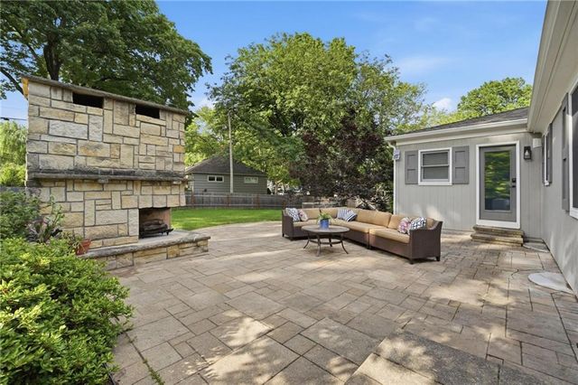 9012 Cherokee Lane, Leawood, KS 66206