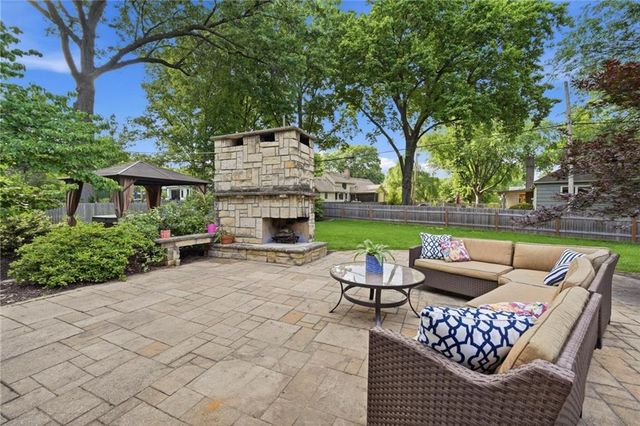9012 Cherokee Lane, Leawood, KS 66206