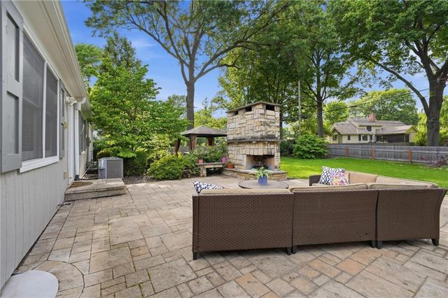 9012 Cherokee Lane, Leawood, KS 66206