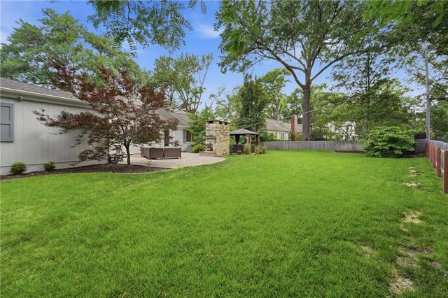 9012 Cherokee Lane, Leawood, KS 66206