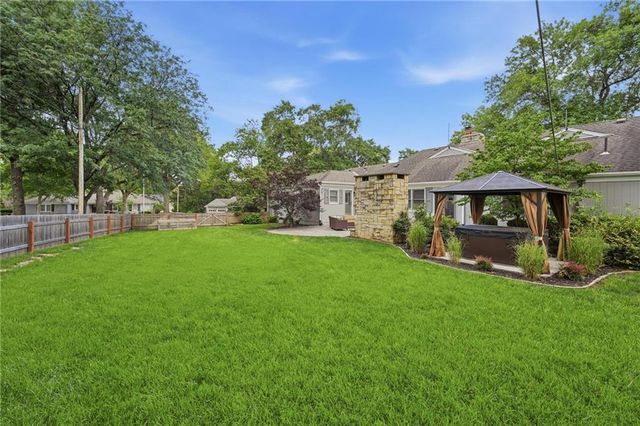 9012 Cherokee Lane, Leawood, KS 66206
