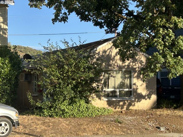 1547 Se PINE St, Roseburg, OR 97470