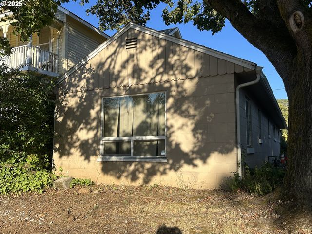 1547 Se PINE St, Roseburg, OR 97470