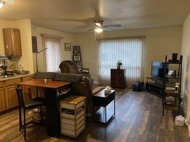 1547 Se PINE St, Roseburg, OR 97470