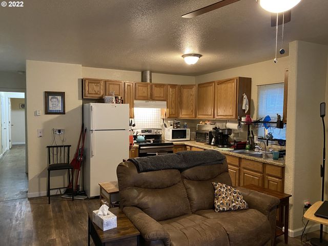 1547 Se PINE St, Roseburg, OR 97470