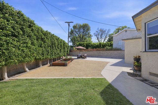 7822 Peach Avenue, Van Nuys (los Angeles), CA 91406