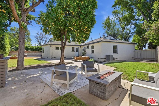7822 Peach Avenue, Van Nuys (los Angeles), CA 91406