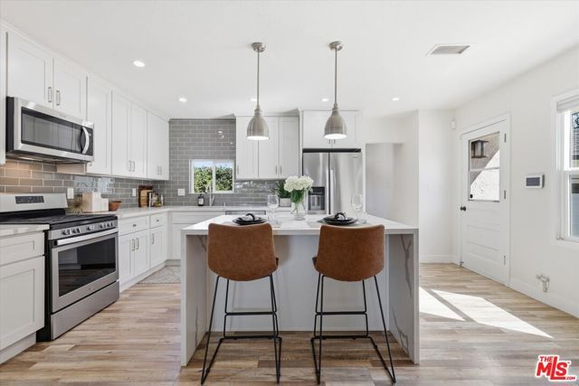 7822 Peach Avenue, Van Nuys (los Angeles), CA 91406