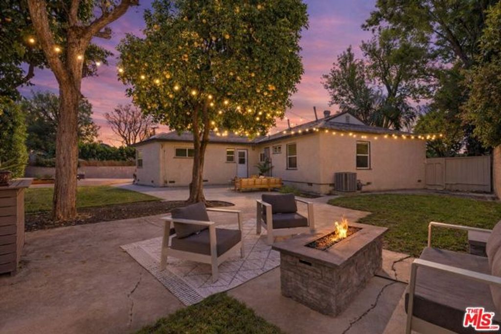 7822 Peach Avenue, Van Nuys (los Angeles), CA 91406