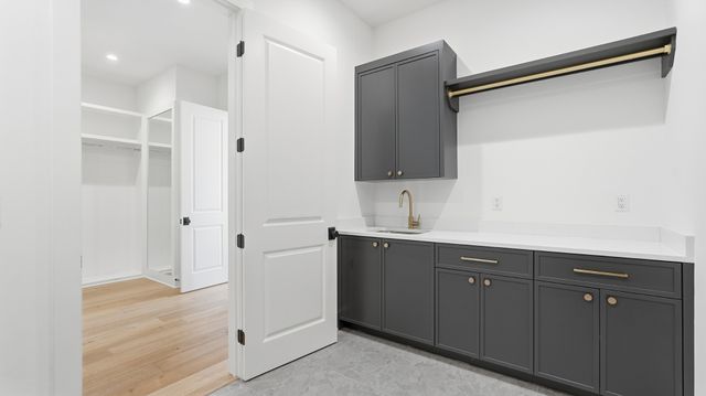 6412B Premier Dr, Nashville, TN 37209