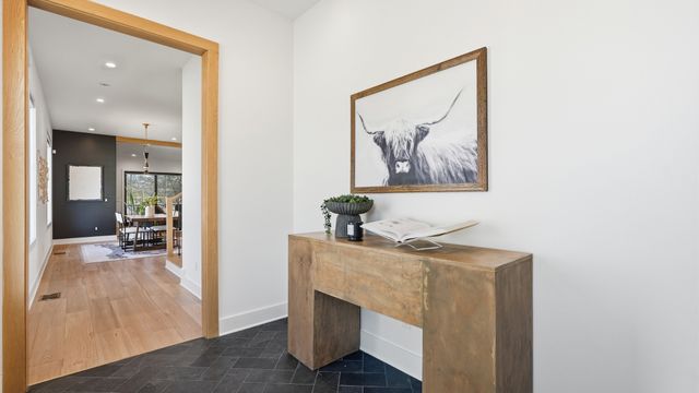 6412B Premier Dr, Nashville, TN 37209