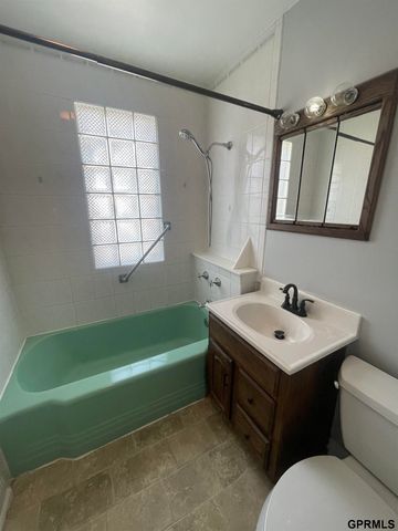 611 N 42 Street, Omaha, NE 68131