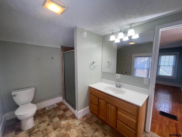 611 N 42 Street, Omaha, NE 68131