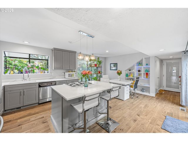 401 N TOMAHAWK ISLAND Dr 18, Portland, OR 97217