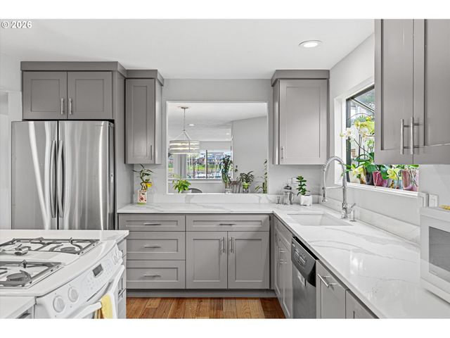 401 N TOMAHAWK ISLAND Dr 18, Portland, OR 97217