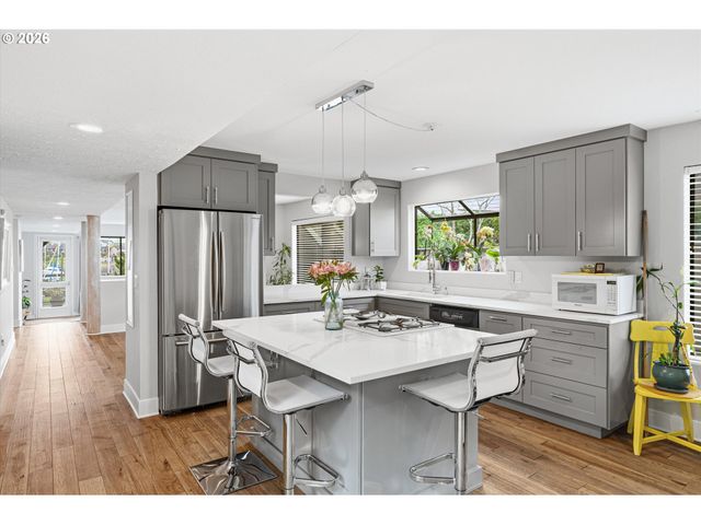 401 N TOMAHAWK ISLAND Dr 18, Portland, OR 97217