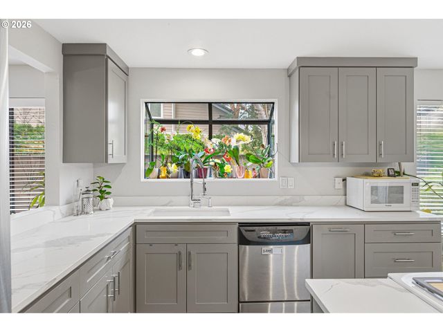 401 N TOMAHAWK ISLAND Dr 18, Portland, OR 97217