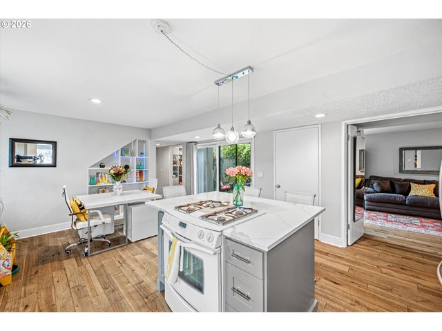 401 N TOMAHAWK ISLAND Dr 18, Portland, OR 97217