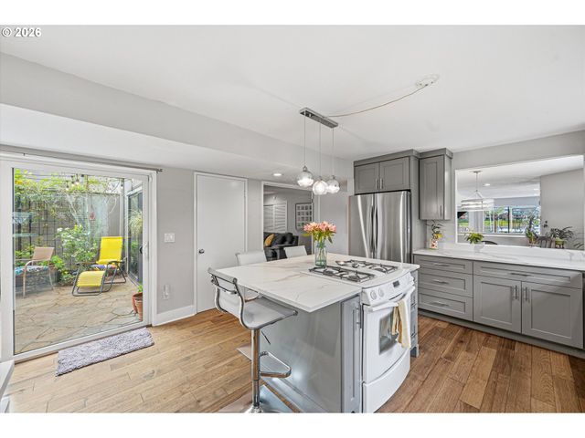 401 N TOMAHAWK ISLAND Dr 18, Portland, OR 97217