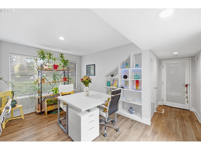 401 N TOMAHAWK ISLAND Dr 18, Portland, OR 97217