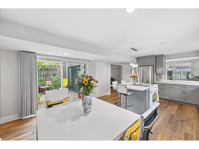 401 N TOMAHAWK ISLAND Dr 18, Portland, OR 97217