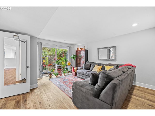 401 N TOMAHAWK ISLAND Dr 18, Portland, OR 97217