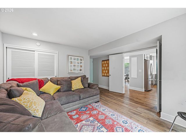 401 N TOMAHAWK ISLAND Dr 18, Portland, OR 97217