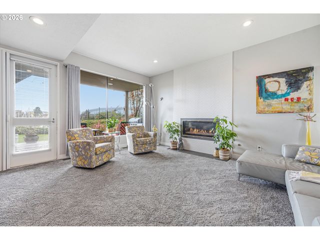 401 N TOMAHAWK ISLAND Dr 18, Portland, OR 97217