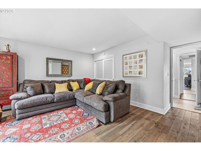 401 N TOMAHAWK ISLAND Dr 18, Portland, OR 97217