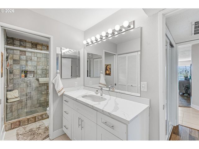 401 N TOMAHAWK ISLAND Dr 18, Portland, OR 97217