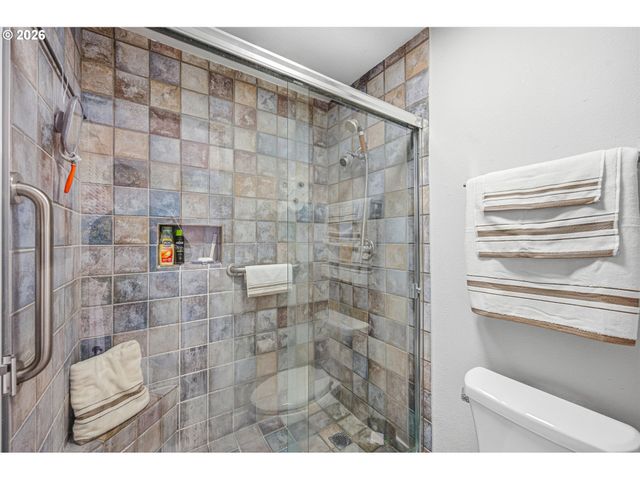 401 N TOMAHAWK ISLAND Dr 18, Portland, OR 97217