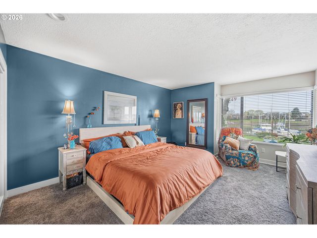 401 N TOMAHAWK ISLAND Dr 18, Portland, OR 97217