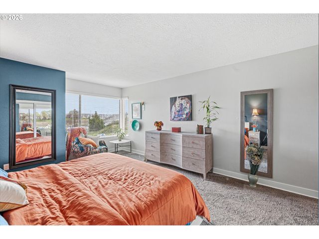 401 N TOMAHAWK ISLAND Dr 18, Portland, OR 97217