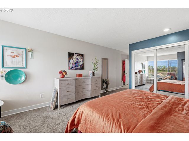 401 N TOMAHAWK ISLAND Dr 18, Portland, OR 97217