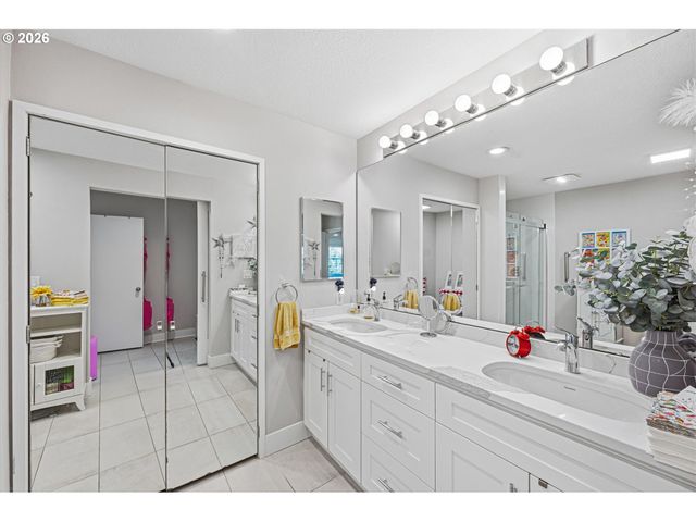 401 N TOMAHAWK ISLAND Dr 18, Portland, OR 97217