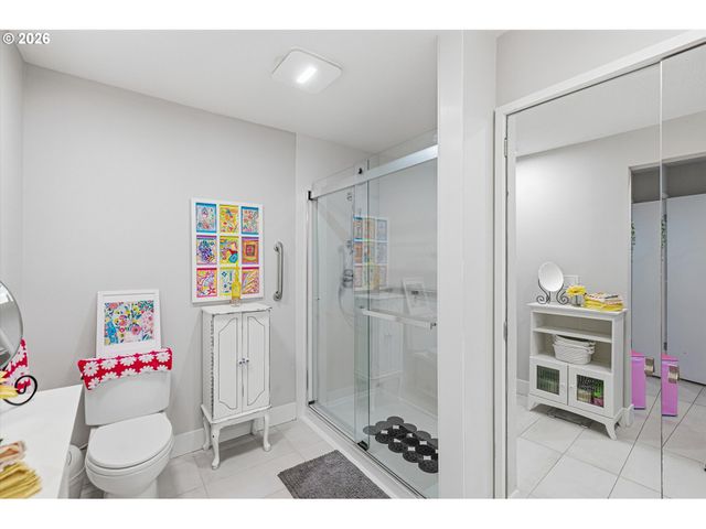 401 N TOMAHAWK ISLAND Dr 18, Portland, OR 97217