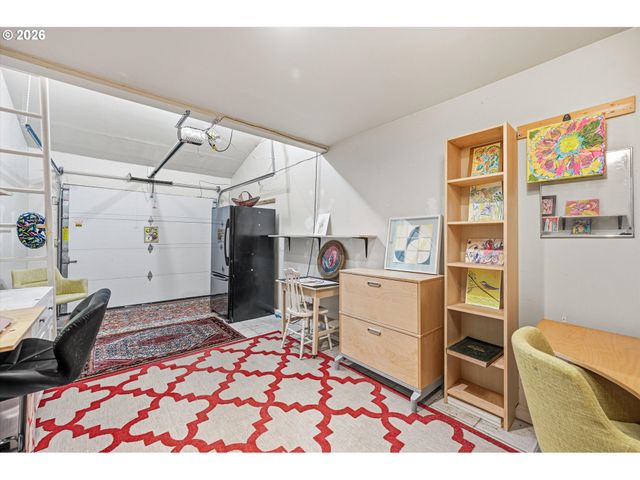 401 N TOMAHAWK ISLAND Dr 18, Portland, OR 97217