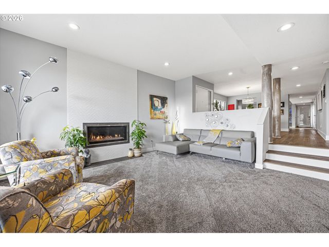 401 N TOMAHAWK ISLAND Dr 18, Portland, OR 97217